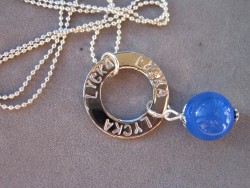 NA009 Blue happy: Halsband med stansad ring med texten 