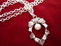 HA056 Little pearl: Halsband med underbart hnge och en liten prla...100:-SLD 
Fr att se en strre bild, klicka p denna lnk.