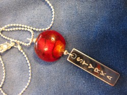 NA015 Red strength: Halsband med rd prla och tag med texten 