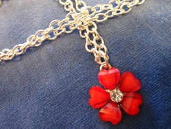 HA058 Red flower: Halsband med jttefin rd blomma i glas...95:- SLD  
Fr att se en strre bild, klicka p denna lnk.