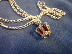 HA055 Red crown: Halsband med en krona med en rd prla i...95:- SLD 
Fr att se en strre bild, klicka p denna lnk.