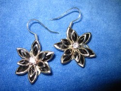 OR031 Black flower: rhngen med svarta blommor...75:- SLD 
Fr att se en strre bild, klicka p denna lnk.