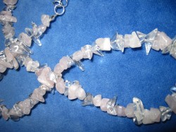 HA057 Chip neck: Halsband med bergskristall och rosenkvarts chips...85:- 55:-
För att se en större bild, klicka på denna länk.
