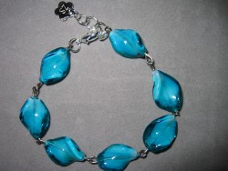 AR064 Blue wave: Armband med vridna bl glasprlor...75:- 40:- 
Fr att se en strre bild, klicka p denna lnk.