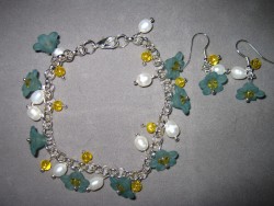 SE032 Flower arm: Armband med hrliga blommor och tillhrande rhngen...99:- 
Fr att se en strre bild, klicka p denna lnk.