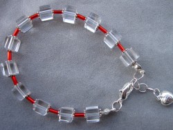 AR074 Glas cube: Armband med glaskuber och rda stift prlor...75:- SLD
Fr att se en strre bild, klicka p denna lnk.