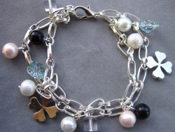 AR075 Lucky charm: 2 radigt armband med olika berlocker p kedja...85:- SLD 
Fr att se en strre bild, klicka p denna lnk.