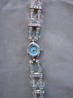 OV005 Blue watch: Klocka med armband med ljusbl glasprlor och mellandelar med strass...149:- SLD
Fr att se en strre bild, klicka p denna lnk.