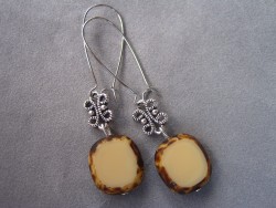 OR035 Beige stone: rhngen med beige glasprlor...75:- 40:- 
Fr att se en strre bild, klicka p denna lnk.