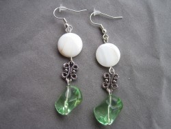OR037 Hippie green: rhngen med grna glasbumlingar och snckskalsplattor...65:- 35:- 
Fr att se en strre bild, klicka p denna lnk.