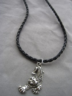 KI006 Tiger: Halsband med tiger p fltat lderband...69:- SLD 
Fr att se en strre bild, klicka p denna lnk.