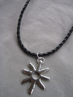 KI007 Sun: Halsband med sol p fltat lderband...79:- SLD  
Fr att se en strre bild, klicka p denna lnk.