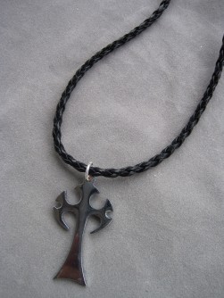 KI008 Cross: Halsband med kors på flätat läderband...70:- SÅLD
För att se en större bild, klicka på denna länk.