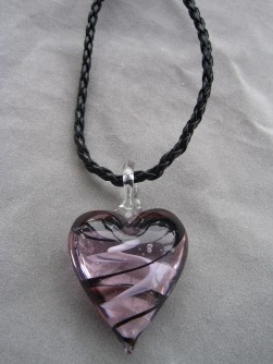 HA064 Pink heart: Halsband med rosa glashjärta på flätat läderband...finns att köpa hos Studio Mini SÅLD
