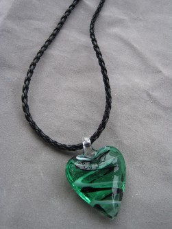 HA065 Green heart: Grönt glashjärta på flätat läderband...75:- SÅLD 
För att se en större bild, klicka på denna länk.
