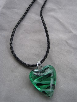 HA065 Green heart: Grnt glashjrta p fltat lderband...75:- SLD 
Fr att se en strre bild, klicka p denna lnk.