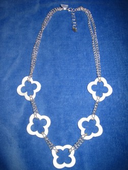 HA063 Chain flower: Halsband med snäckskalsblommor på kedja...89:- SÅLD 
För att se en större bild, klicka på denna länk.