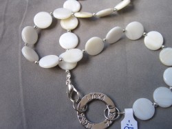 NA016 Happy pearl: Halsband med vita snckskalsprlor och stansad ring med texten 