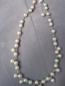 HA067 Creamy green: Halsband med cremefärgade pärlor och mellandelar med grönt strass...115:- 85:-
För att se en större bild, klicka på denna länk.