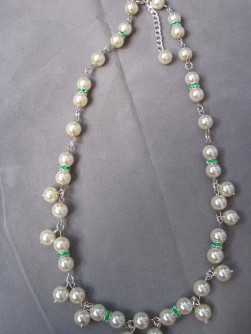 HA067 Creamy green: Halsband med cremefrgade prlor och mellandelar med grnt strass...115:- 85:-
Fr att se en strre bild, klicka p denna lnk.