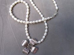 HA066 Pearly flower: Halsband med stvattensprlor och stor blomma: 110:- SLDFr att se en strre bild, klicka p denna lnk.