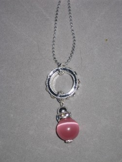 HA077 Pink strass: Halsband med en rosa cateye pärla på en strass ring...99:- SÅLDFör att se en större bild, klicka på denna länk.