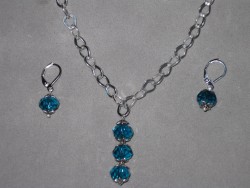 SE040 Three drop blue: Halsband + rhngen med blgrna tjeckiska glasprlor...99:- 59:-  
Fr att se en strre bild, klicka p denna lnk.