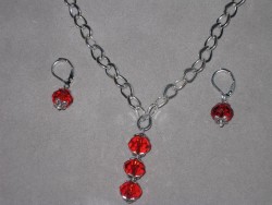 SE039 Three drop red: Halsband + rhngen med rda tjeckiska glasprlor...99:- 59:- 
Fr att se en strre bild, klicka p denna lnk.