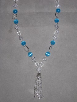 HA088 Cateye flower: Halsband (46 cm långt) med blåa cateye pärlor och silverfärgade blommor...110:- SÅLD 
För att se en större bild, klicka på denna länk.