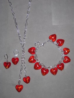 SE041 Red hearts: Smyckes set med halsband+ armband+ örhängen med röda glashjärtan...115:- 75:- 
För att se en större bild, klicka på denna länk.