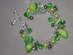 AR126 Green bling: Armband med blandade grna prlor...100:- 60:- 
Fr att se en strre bild, klicka p denna lnk.