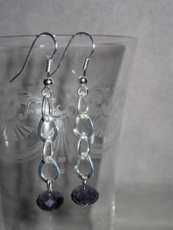 OR048 Purple chain: Örhängen med lila pärlor på kedja...49:- 25:- 
För att se en större bild, klicka på denna länk.