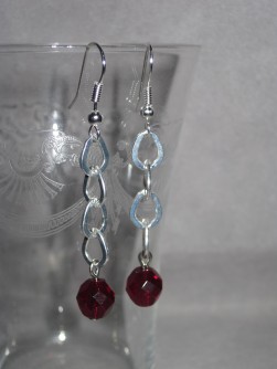 OR049 Red chain: rhngen med rda prlor p kedja...45:- 25:- 
Fr att se en strre bild, klicka p denna lnk.