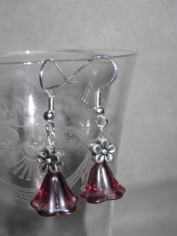 OR050 Pink flower: rhngen med rosa glasblommor...49:- 25:-
Fr att se en strre bild, klicka p denna lnk.