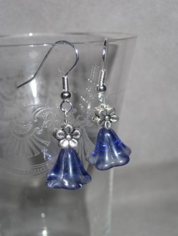 OR051 Blue flower: rhngen med bl glasblommor...49:- SLD 
Fr att se en strre bild, klicka p denna lnk.