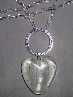 HA099 Big white heart: Halsband (75 cm långt) med ett stort glashjärta och en stansad ring...Finns att köpa hos Studio Mini SÅLDFör att se en större bild, klicka på denna länk.