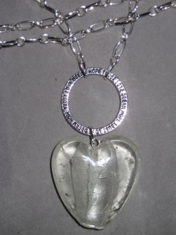 HA099 Big white heart: Halsband (75 cm lngt) med ett stort glashjrta och en stansad ring...Finns att kpa hos Studio Mini SLDFr att se en strre bild, klicka p denna lnk.