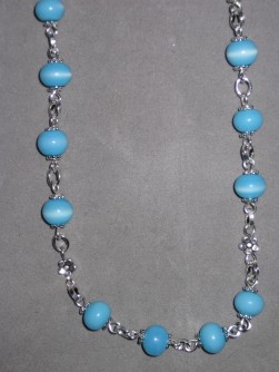 HA094 Little blue flower: Halsband (50cm lngt) med sm bla cateye prlor...115:- SLD
Fr att se en strre bild, klicka p denna lnk.