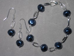 SE042 Blue black stone: Armband och rhngen med mrkbla ojmna prlor...75:- SLDFr att se en strre bild, klicka p denna lnk.