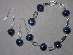 SE042 Blue black stone: Armband och rhngen med mrkbla ojmna prlor...75:- SLDFr att se en strre bild, klicka p denna lnk.