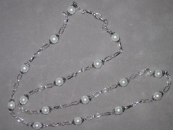 HA095 Long white dream: Långt halsband (90cm) med vita glaspärlor och ovala länkar...SÅLD
För att se en större bild, klicka på denna länk.