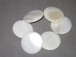 AR127 White elastic pearl: Elastiskt armband med stora vita 
snckskalsprlor...80:- 60:-
Fr att se en strre bild, klicka p denna lnk.