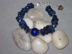 AR129 Blue stone: Armband med bla stenbumlingar...75:- 45:-Fr att se en strre bild, klicka p denna lnk.