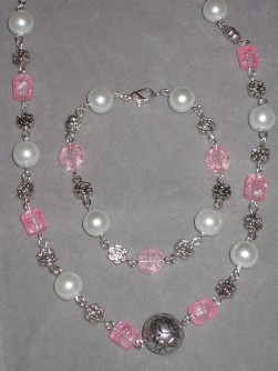 SE043 Psycadelic pink: Halsband (50 cm) och armband med rosa och vita pärlor...115:- 75:-  
För att se en större bild, klicka på denna länk.