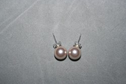 OR053 Pink ear stick: rhngen med beigerosa snckskalsprlor...55:- 25:- 
Fr att se en strre bild, klicka p denna lnk.