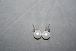 OR054 White ear stick: rhngen med vita snckskalsprlor...55:- 25:- 
Fr att se en strre bild, klicka p denna lnk.