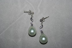 OR055 Grey swirl ear: rhngen med gra droppformade snckskalsprlor...60:- 30:-Fr att se en strre bild, klicka p denna lnk.