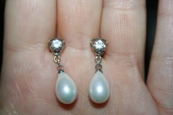 OR056 Bling white ear: rhngen med zirkoner och vita 
droppformade snckskalsprlor...65:- SLD
Fr att se en strre bild, klicka p denna lnk.