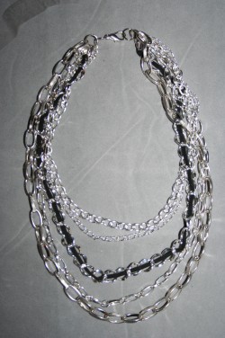 HA102 Chains: Halsband med olika kedjor i varierande lngder...105:- 65:- 
Fr att se en strre bild, klicka p denna lnk.