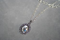 HA107 White queen: Halsband (45 cm lngt) med vackert hnge med glas sten...99:- 55:-
Fr att se en strre bild, klicka p denna lnk.